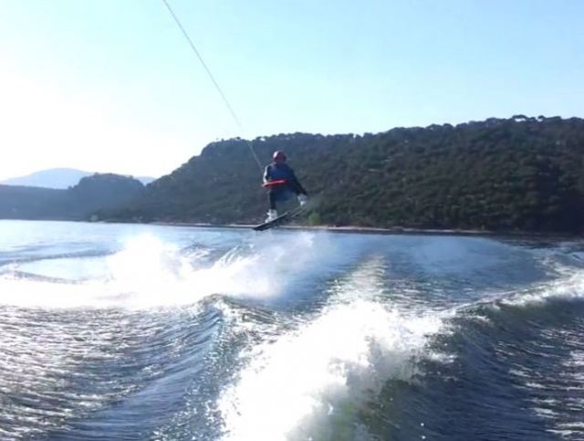  Auf dem Wakeboard schweben 